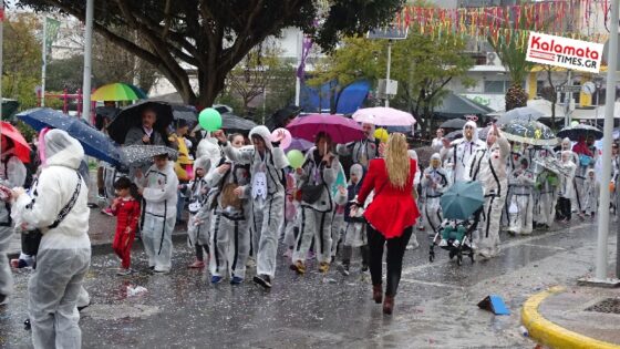 Καλαματιανό Καρναβάλι 2024: Ξεφάντωσαν μέσα στη βροχή οι καρναβαλιστές 20