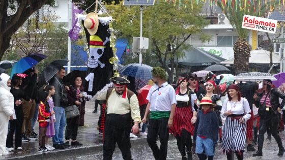 Καλαματιανό Καρναβάλι 2024: Ξεφάντωσαν μέσα στη βροχή οι καρναβαλιστές 24