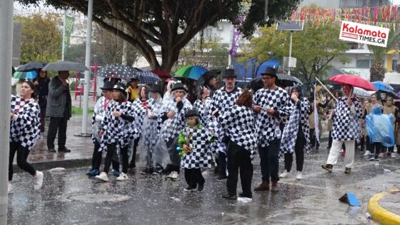 Καλαματιανό Καρναβάλι 2024: Ξεφάντωσαν μέσα στη βροχή οι καρναβαλιστές 25