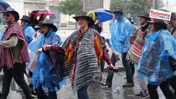 Καλαματιανό Καρναβάλι 2024: Ξεφάντωσαν μέσα στη βροχή οι καρναβαλιστές 27