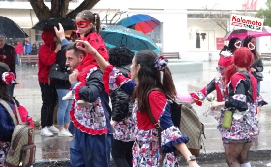 Καλαματιανό Καρναβάλι 2024: Ξεφάντωσαν μέσα στη βροχή οι καρναβαλιστές 32