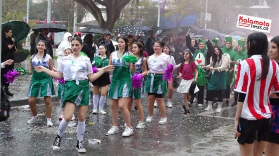 Καλαματιανό Καρναβάλι 2024: Ξεφάντωσαν μέσα στη βροχή οι καρναβαλιστές 34