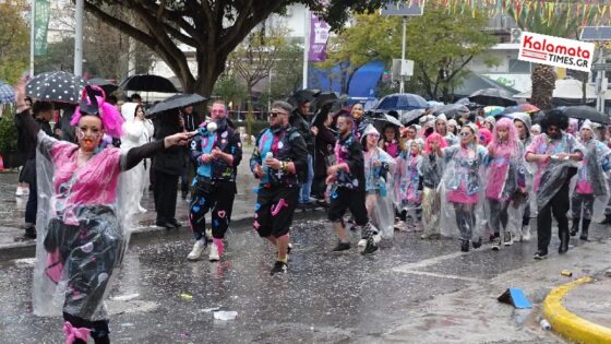 Καλαματιανό Καρναβάλι 2024: Ξεφάντωσαν μέσα στη βροχή οι καρναβαλιστές 36