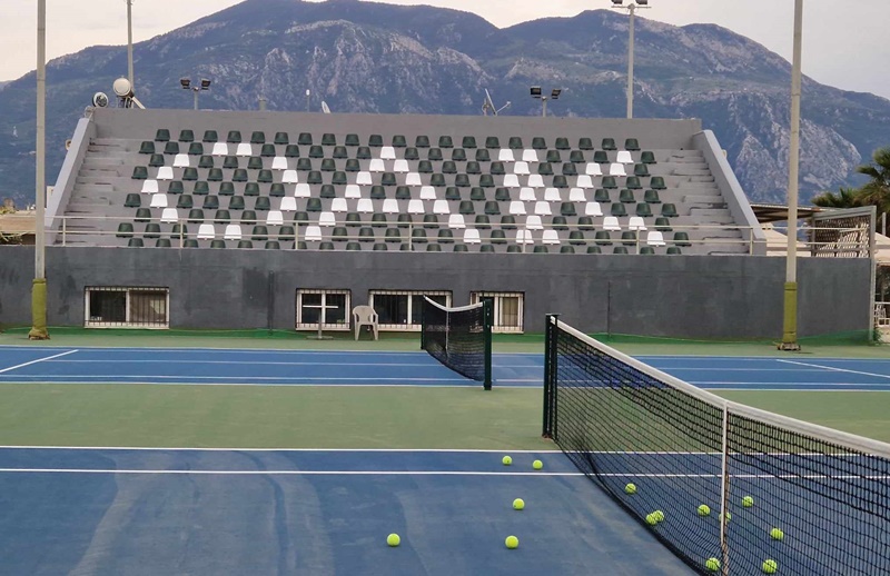 Τοποθέτηση πλαστικών καθισμάτων στα γήπεδα του Ομίλου Αντισφαίρισης Καλαμάτας 3