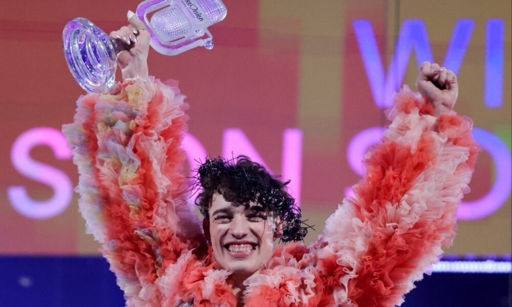 Eurovision 2024 – Nemo: Δεν πρόλαβε να πάρει το βραβείο και το έσπασε πάνω στη σκηνή! 1