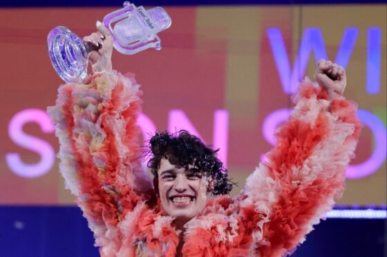 Eurovision 2024 – Nemo: Δεν πρόλαβε να πάρει το βραβείο και το έσπασε πάνω στη σκηνή!