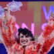 Eurovision 2024 – Nemo: Δεν πρόλαβε να πάρει το βραβείο και το έσπασε πάνω στη σκηνή! 25
