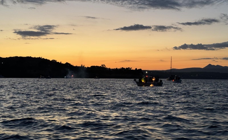 Με επιτυχία πραγματοποιήθηκε η “Βαρκαρόλα” στην Κορώνη τη βραδιά των ευχών 7