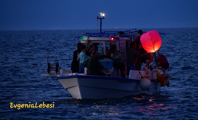 Με επιτυχία πραγματοποιήθηκε η “Βαρκαρόλα” στην Κορώνη τη βραδιά των ευχών 6