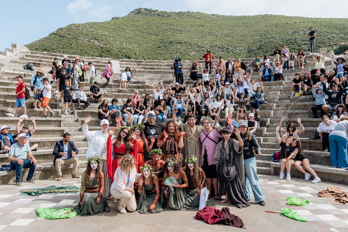 «Βάκχες» του Ευριπίδη από τη Cía de Teatro Noite Bohemia, Spain και «Λυσιστράτη» του Αριστοφάνη από το 1ο Γενικό Λύκειο Αυλώνα 11