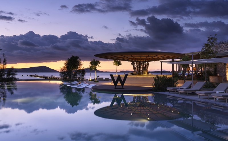 W Costa Navarino x Cozmo Athens παρουσιάζουν τα Electro Vibes 8