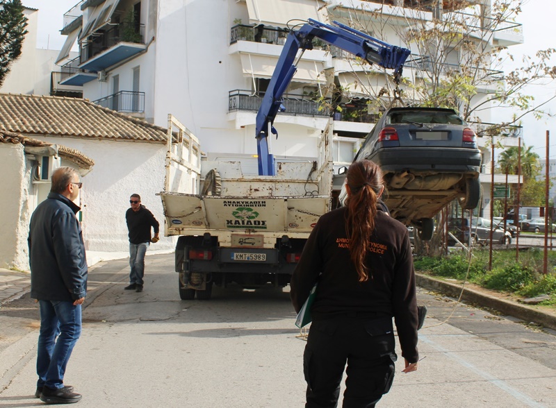 Ξεκίνησε η απομάκρυνση εγκαταλελειμμένων οχημάτων στη Μεσσήνη 4