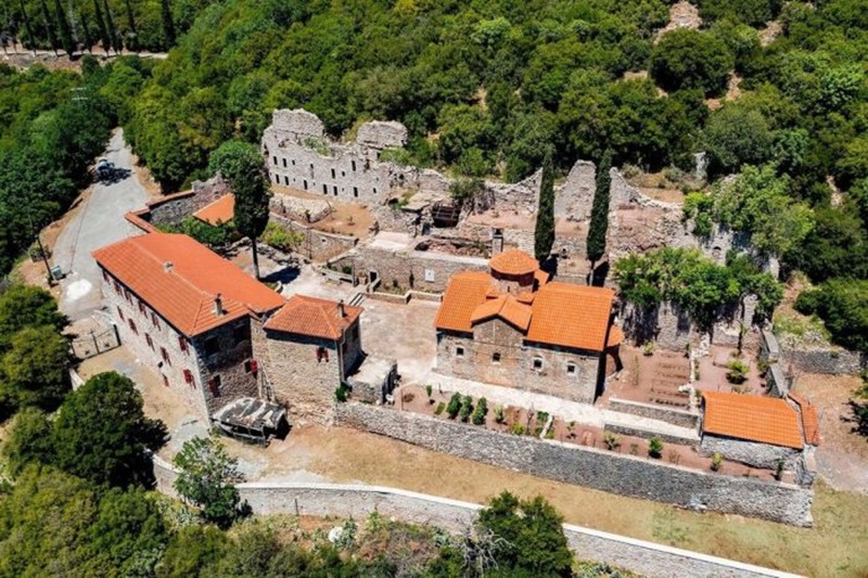 Οι εκδρομείς του Σ.Π.Ο.Κ. ''Ο Ευκλής'' κόβουν πίτα στα Φίλια Καλαβρύτων. 1