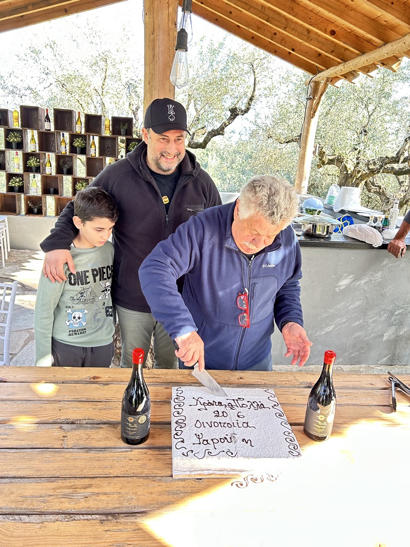 Σε ζεστό κλίμα η κοπή της πρωτοχρονιάτικης πίτας της Οινοποιίας Ψαρούλη με τον Λευτέρη Λαζάρου 8