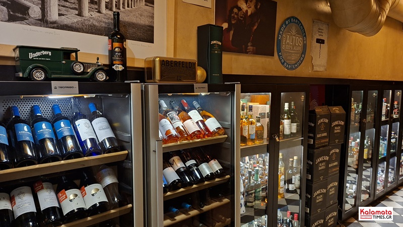 Luna Lounge: Το all-day σημείο συνάντησης που συνεχίζει την ιστορία της Στοάς Βαρβουτσή 12