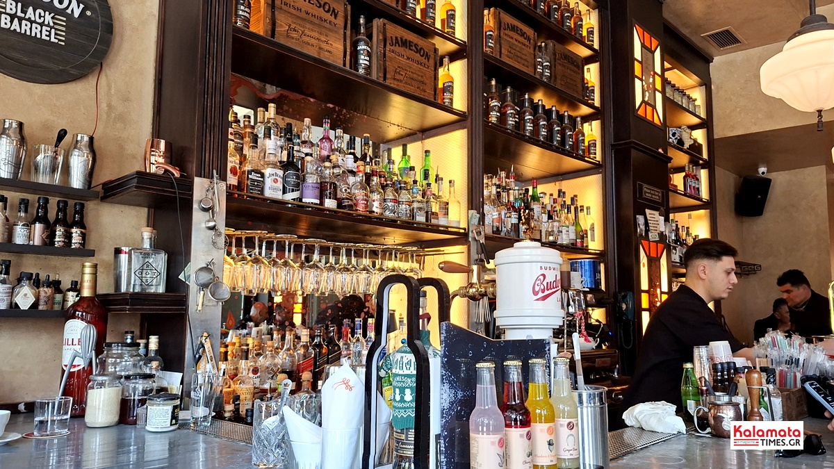 Luna Lounge: Το all-day σημείο συνάντησης που συνεχίζει την ιστορία της Στοάς Βαρβουτσή 9