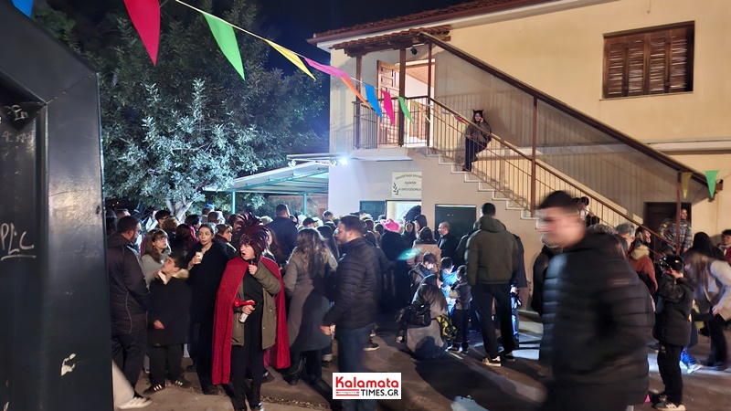 Απόκριες στα Λαίικα: Πολύχρωμη γιορτή με αερόστατα και μακαρονάδα για μικρούς και μεγάλους 17