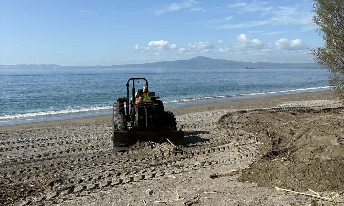 Η Καλαμάτα προετοιμάζεται για την θερινή σεζόν - Μηχανήματα καθαρίζουν την Ανατολική και Δυτική Παραλία 7