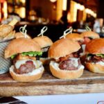 Luna Lounge: Το all-day σημείο συνάντησης που συνεχίζει την ιστορία της Στοάς Βαρβουτσή 14