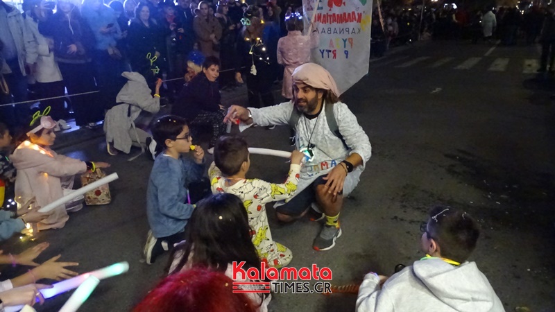 Χιλιάδες καρναβαλιστές στη νυχτερινή παρέλαση της Καλαμάτας (ΒΙΝΤΕΟ) 102
