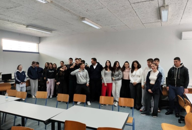 «Καλλιεργώντας Κριτικούς Αναγνώστες»: Πιλοτικό πρόγραμμα στο 5ο ΓΕΛ Καλαμάτας ενισχύει τη δημοσιογραφική παιδεία των μαθητών 8