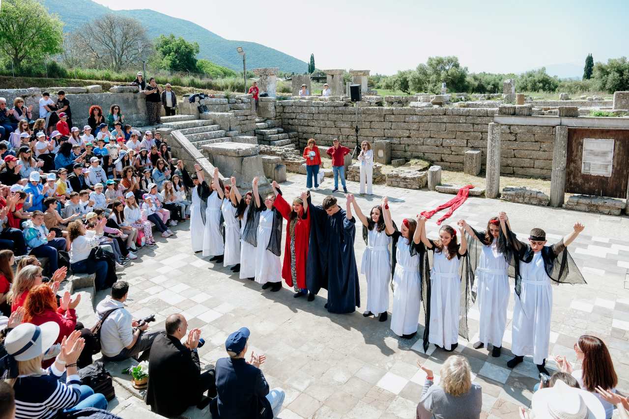 «Πέρσες» του Αισχύλου από το 1ο ΓΕΛ Μεσσήνης εντυπωσίασαν στο Φεστιβάλ Αρχαίου Δράματος 7