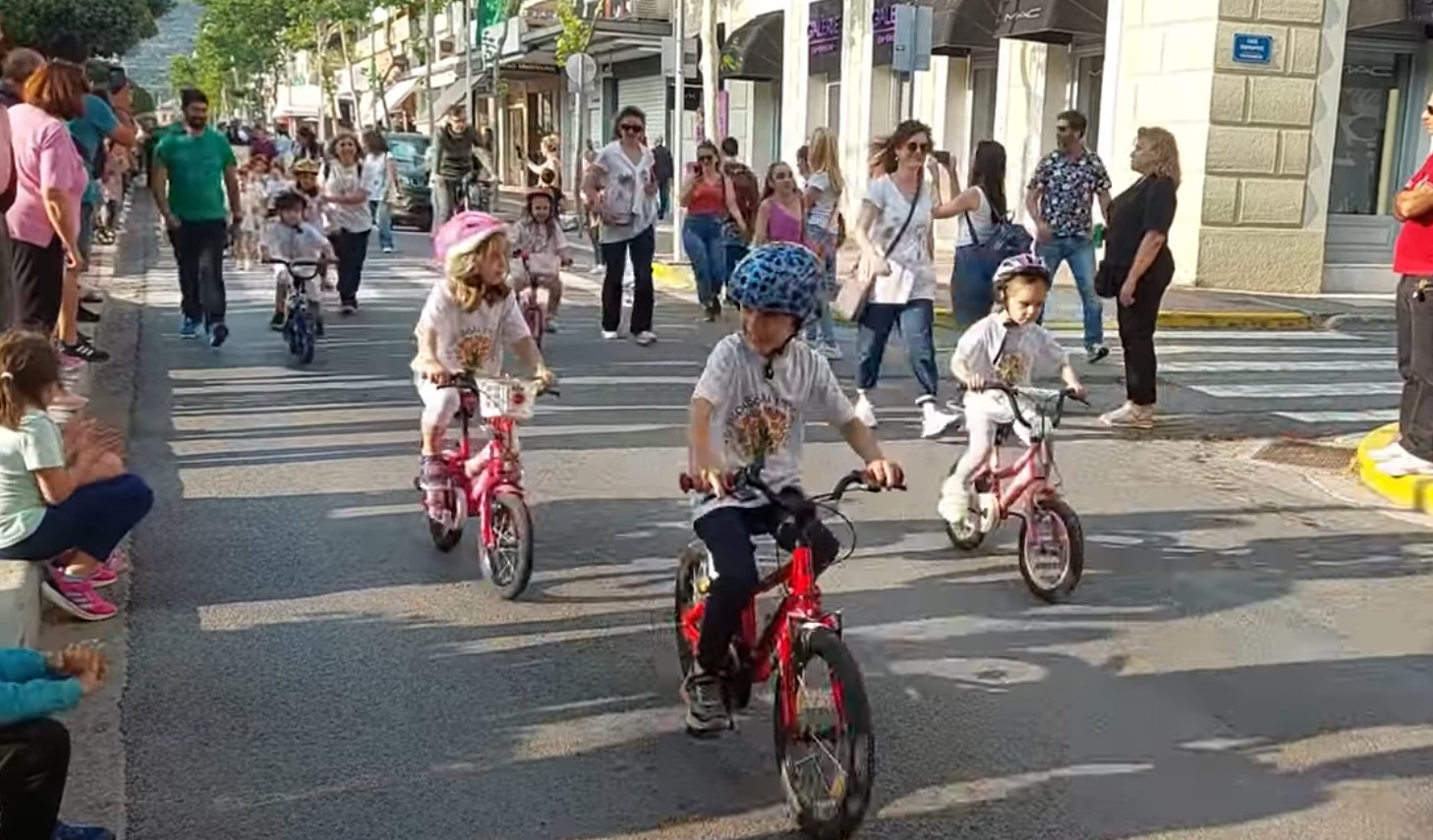 Με λουλουδένια παρέλαση πέφτει η αυλαία της 13ης Ανθοκομικής Καλαμάτας 13