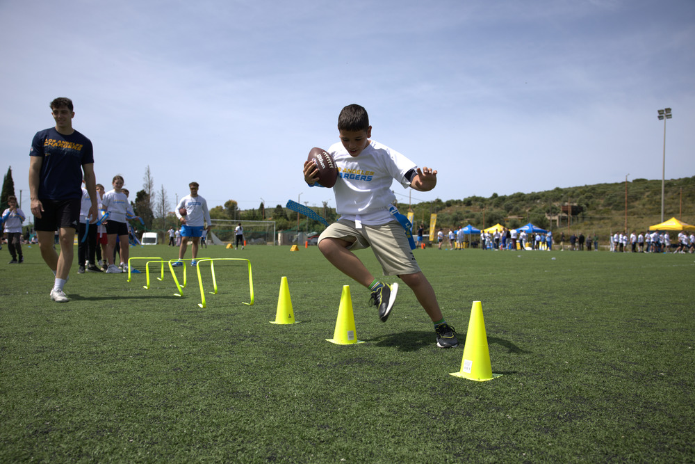 Εκατοντάδες παιδιά συμμετείχαν στο πρώτο NFL Flag Football Camp στη Μεσσηνία από τους Los Angeles Chargers 19 Εκατοντάδες παιδιά συμμετείχαν στο πρώτο NFL Flag Football Camp στη Μεσσηνία από τους Los Angeles Chargers 13