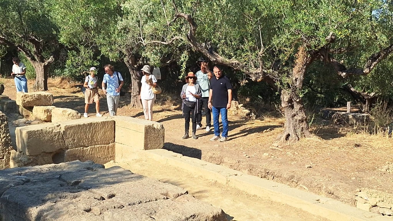 Επίσκεψη του Δημάρχου Καλαμάτας στην Αρχαία Θουρία - Νέα ευρήματα και σημαντικές αποκαλύψεις από τις αρχαιολογικές ανασκαφές 23 Επίσκεψη του Δημάρχου Καλαμάτας στην Αρχαία Θουρία - Νέα ευρήματα και σημαντικές αποκαλύψεις από τις αρχαιολογικές ανασκαφές 12